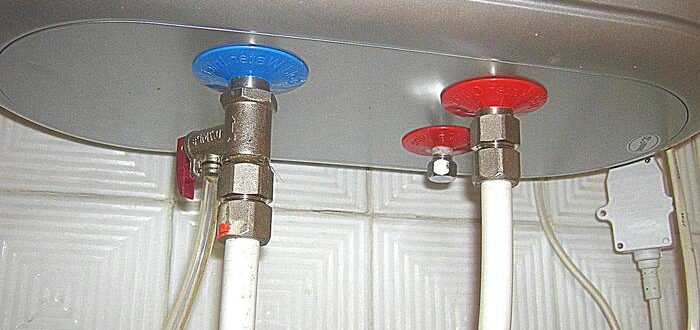 течет водонагреватель снизу